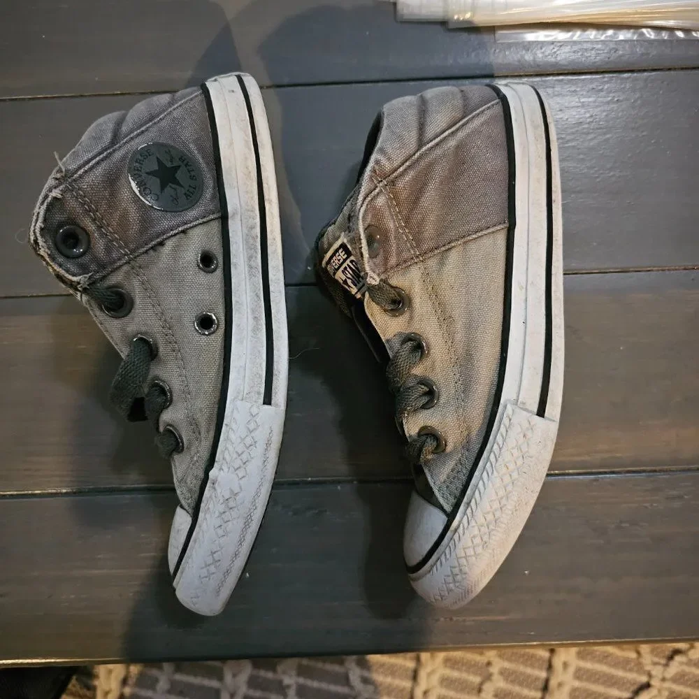 Converse Boy's Silver & Charcoal Chuck Taylor All Star Axel Old Sneaker Size 1